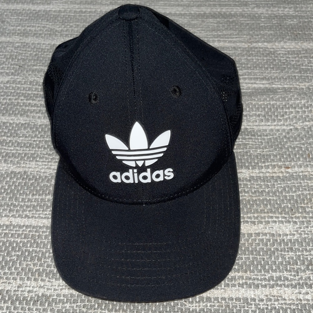 Women’s Adidas hat like new worn once